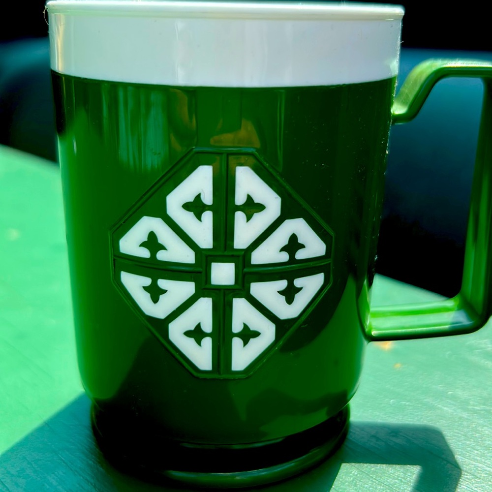 VINTAGE 1970’S PLASTIC CHALET GREEN MUGS 6 OZ SET of 4 MADE IN USA.
